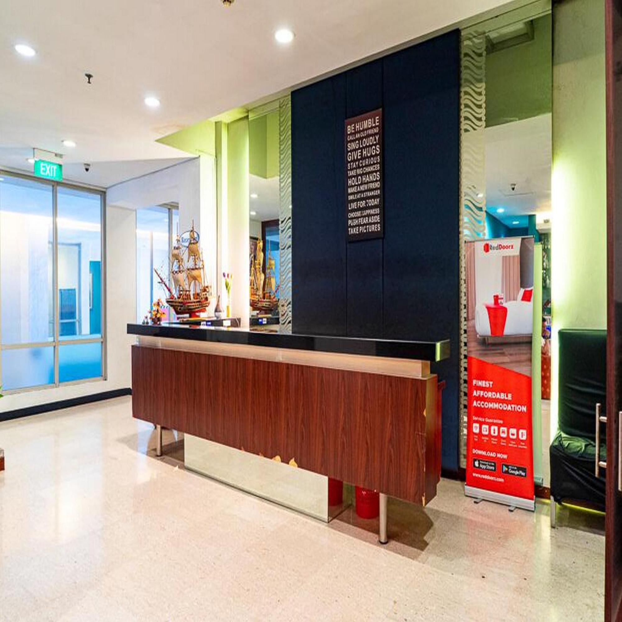 Reddoorz Plus At Blue Pacific Blok M 자카르타 외부 사진