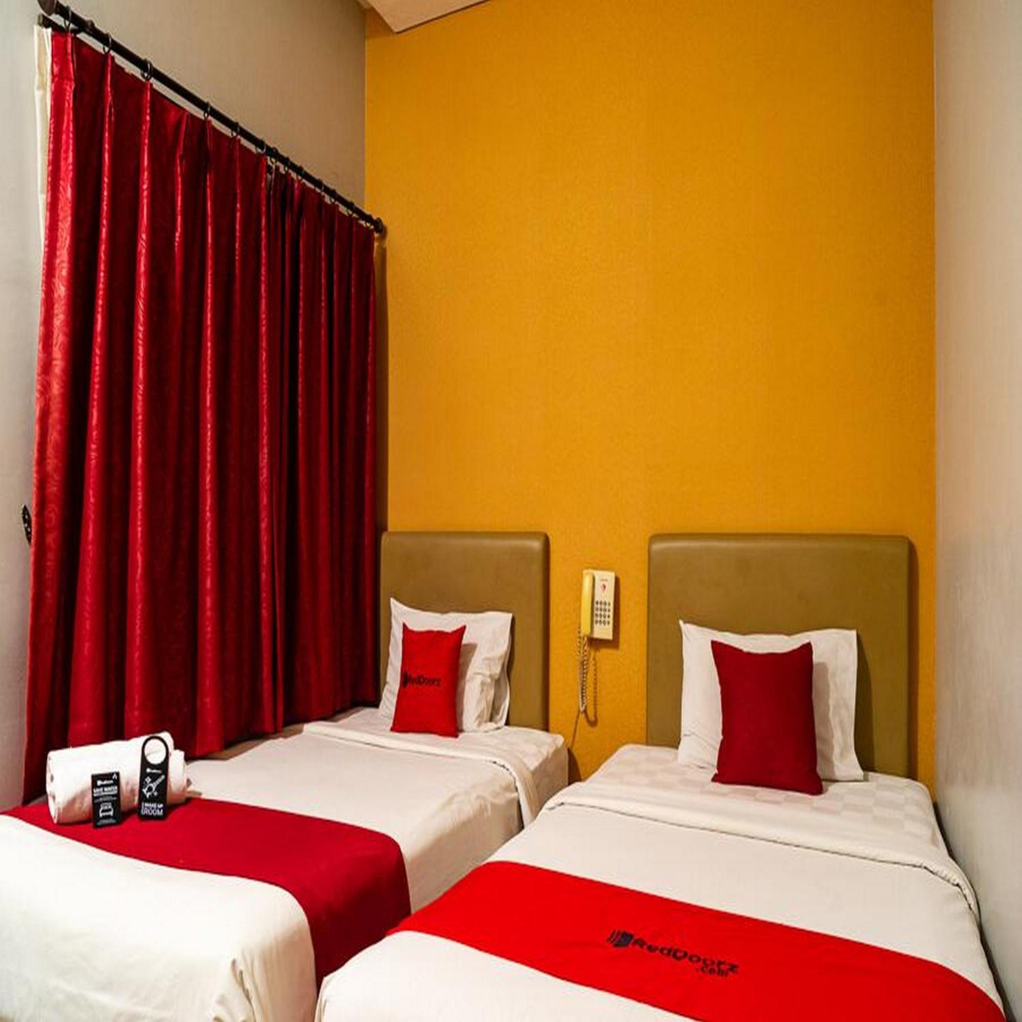 Reddoorz Plus At Blue Pacific Blok M 자카르타 외부 사진