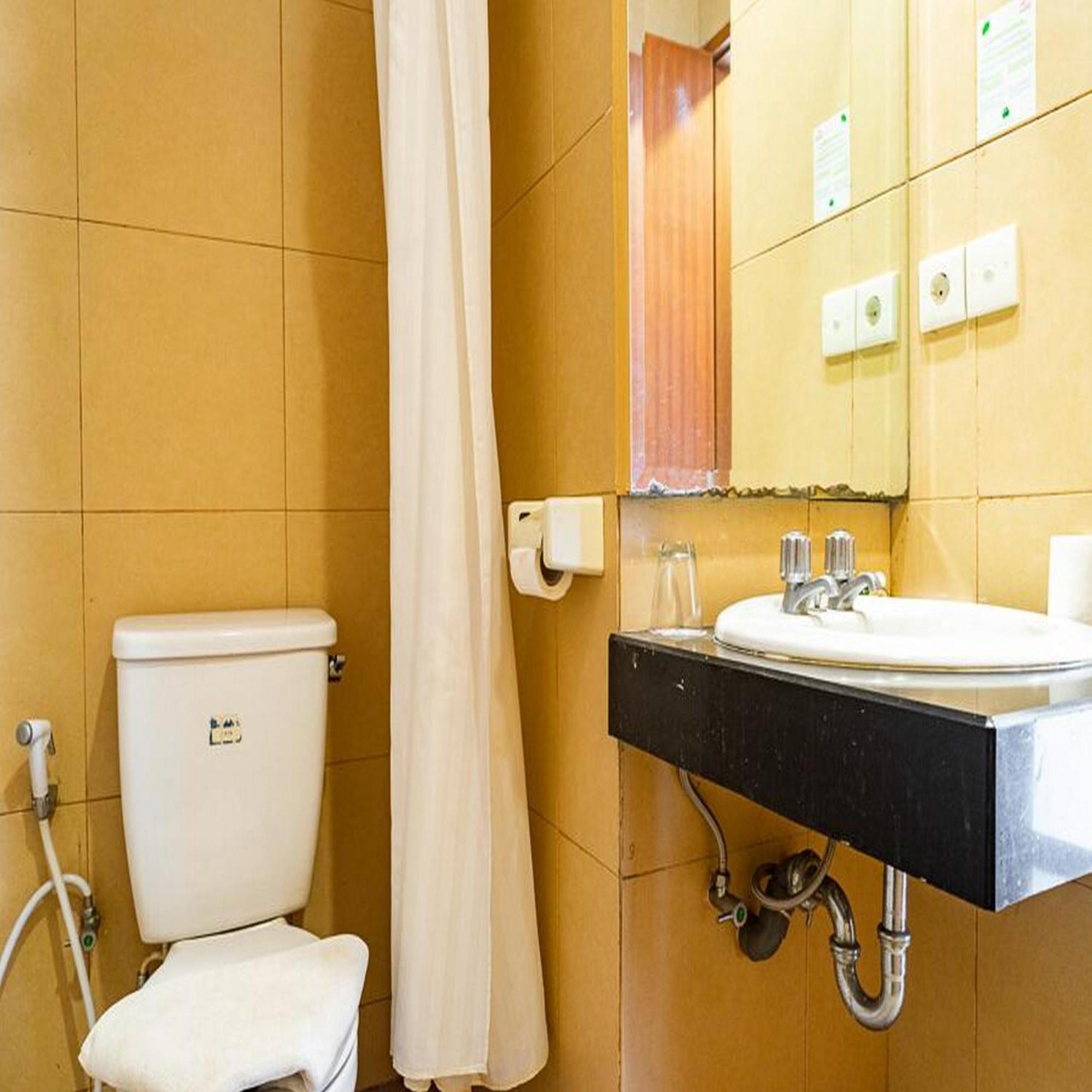 Reddoorz Plus At Blue Pacific Blok M 자카르타 외부 사진